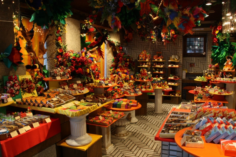 vente-DALUIS-min_candy_store_chocolate_shop_chocolate_switzerland-393515